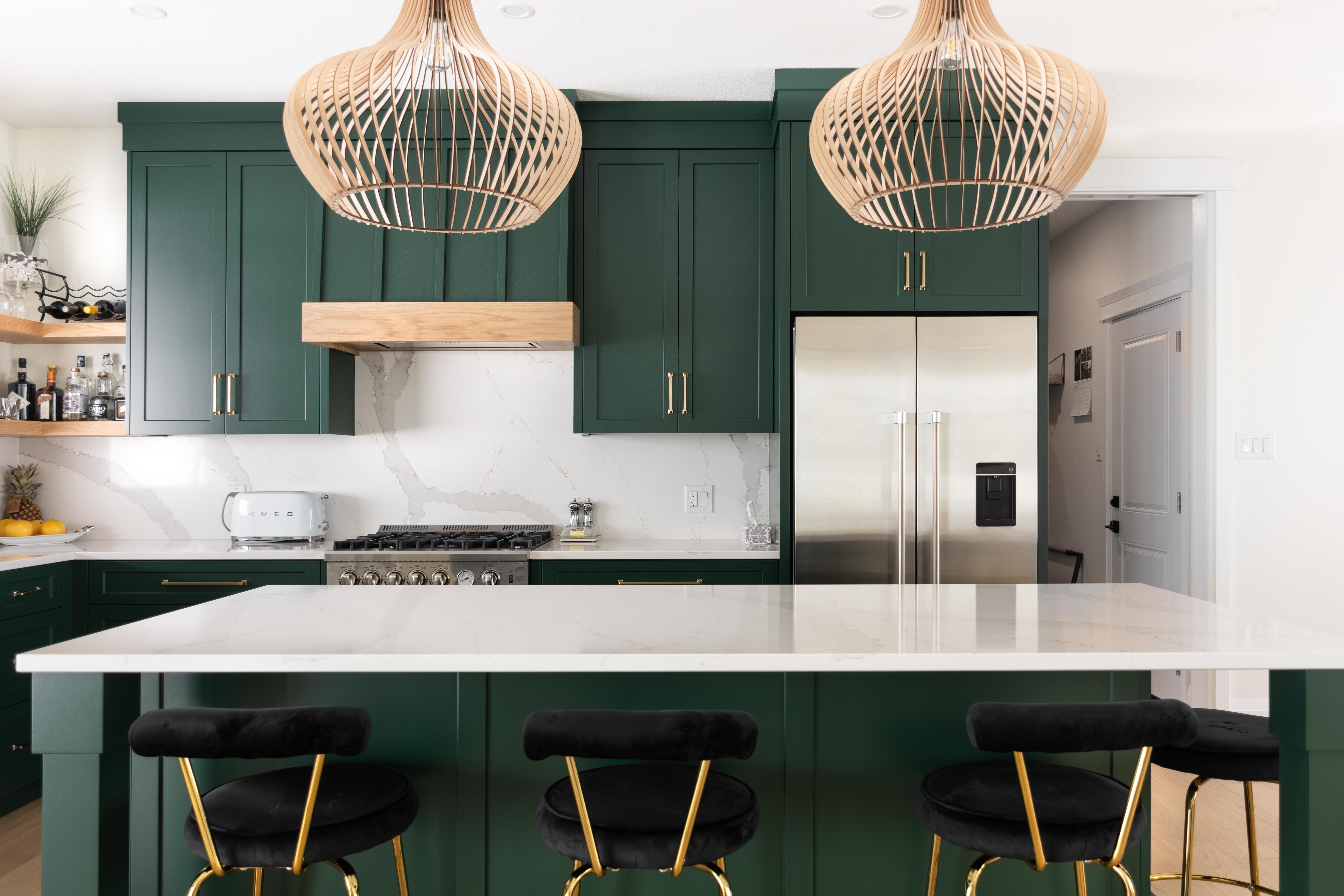 Organic elements in a green kitchen